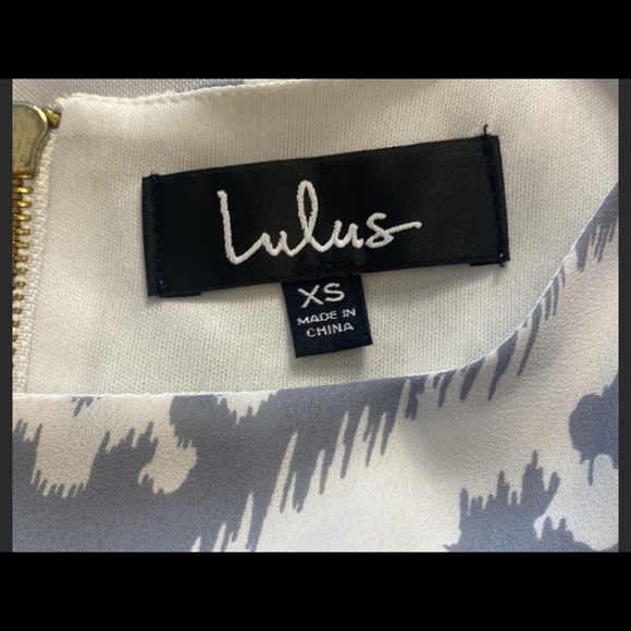 🍋 Lulus XS Short Sleeve Shift Dress Blue/White Design. - Picture 2 of 4